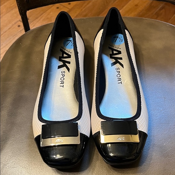 Anne Klein Sport Black and Cream Flats - Picture 1 of 4